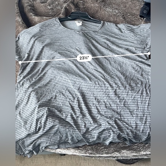 Carol Turner collection gray striped front flowing bottom shirt size S/M - Picture 7 of 7